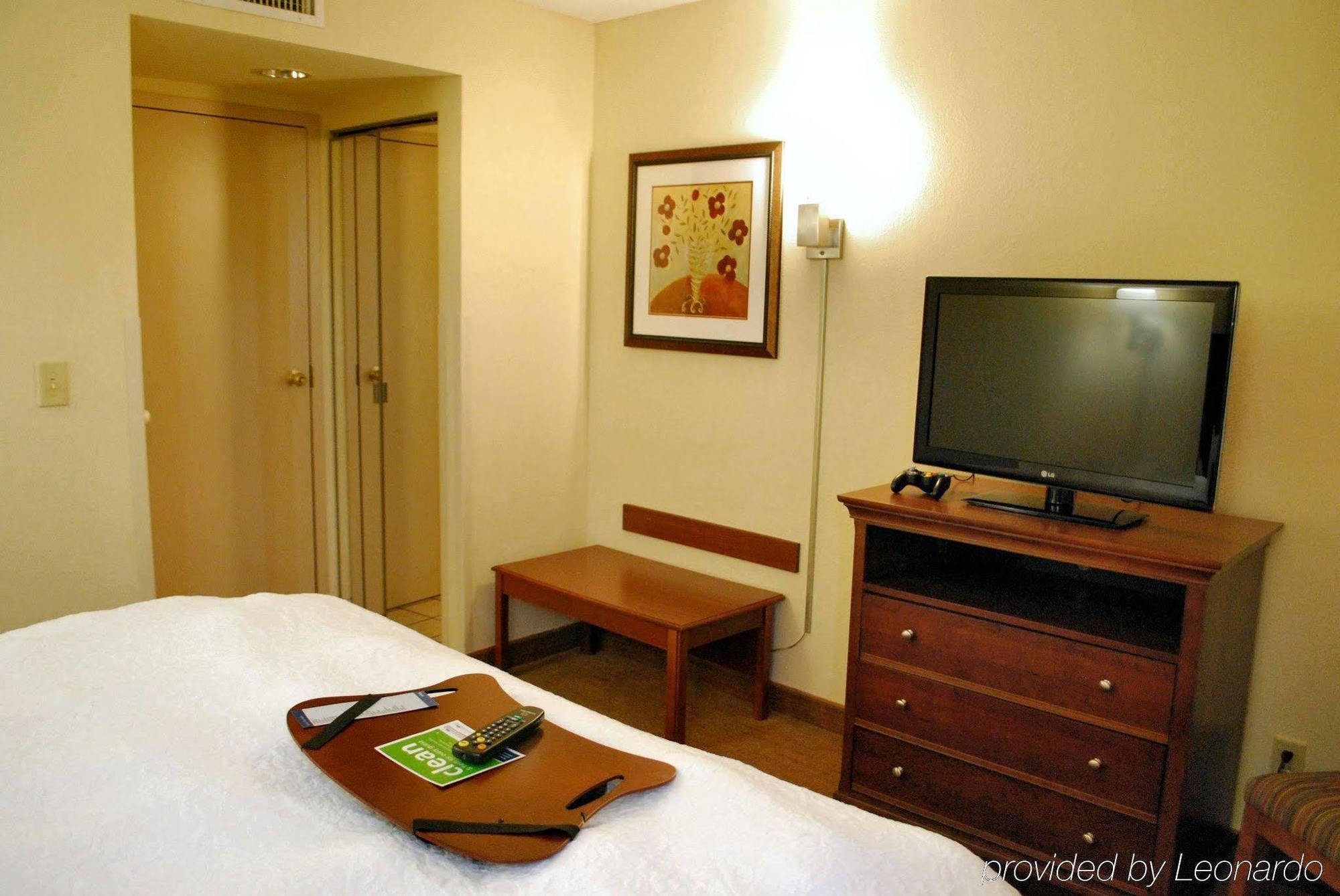 Hampton Inn Raleigh Capital Blvd North Habitación foto